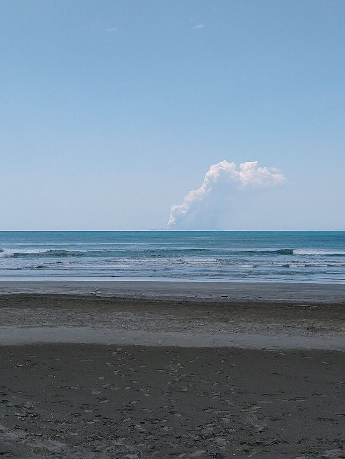 De uitbarsting gezien vanaf Ohope Beach op het Noordereiland van Nieuw-Zeeland.