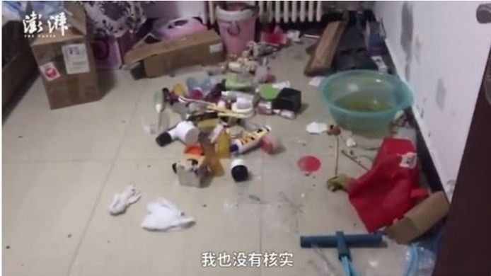 Li heeft haar huisbaas beloofd dat ze het huis grondig zal schoonmaken.