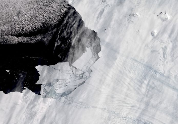 Foto toont ijsbergen die zich losmaken van een gletsjer op Antarctica.
