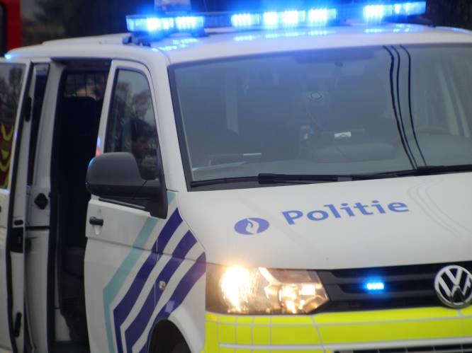 Politie trekt rijbewijs in van bestuurder die onder invloed met terreinwagen de sloot induikt