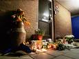 2005: bloemen en knuffels voor de woning van de slachtoffers.
