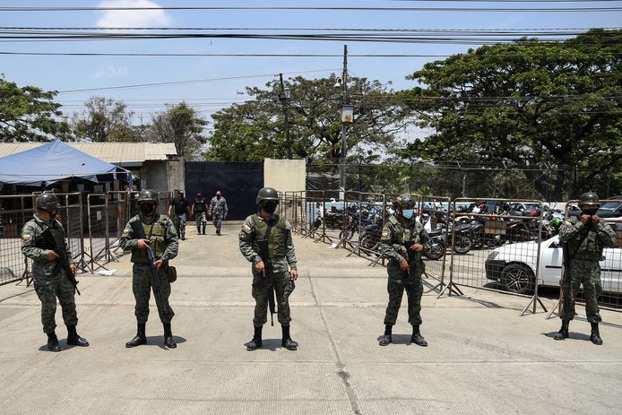 Militairen bewaken het Penitenciaria del Litoral waar de dodelijke rellen uitbraken.
