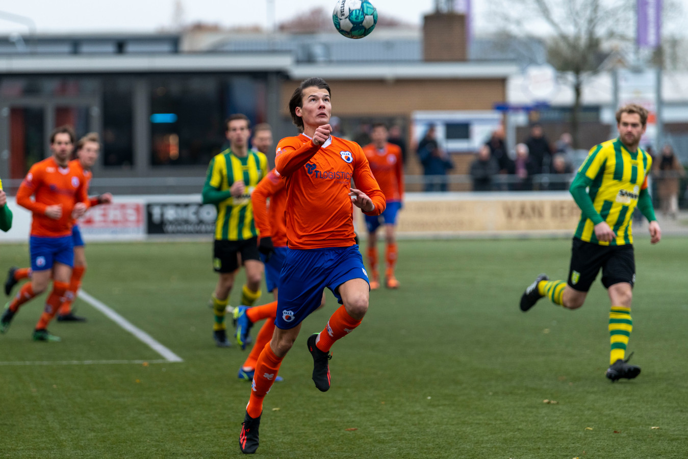 Job van de Weijden speelt samen met zijn broer Sam op de rechterflank van VOAB.