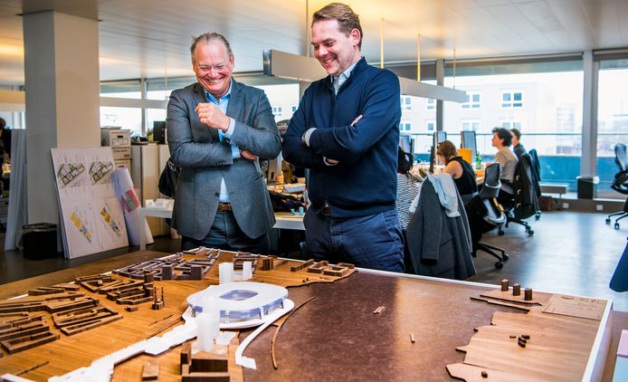 Een grote maquette van Feyenoord City staat opgesteld in het kantoor van OMA. Projectdirecteur Frank Keizer (l.) en architect David Gianotten kijken toe.