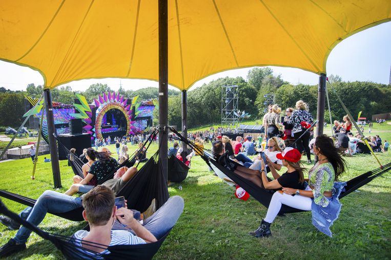 Gratis watermeloen en mobiel smeerteam: zo maken Amsterdamse festivals zich op voor de hitte