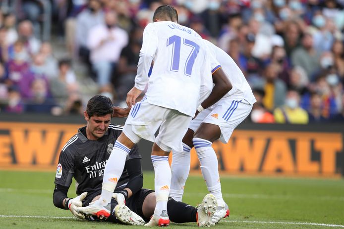 Thibaut Courtois a ressenti une douleur au genou en fin de match à Barcelone.