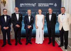 Prinses Charlene van Monaco geeft een masterclass in zomers wit