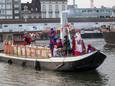Sinterklaas en zijn Zwarte Pieten komen met 'de stoomboot' aan op DOK.