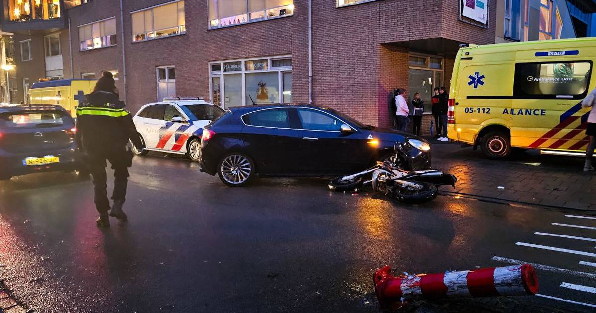 Flinke schade na aanrijding tussen auto en bromfietser in Enschede.