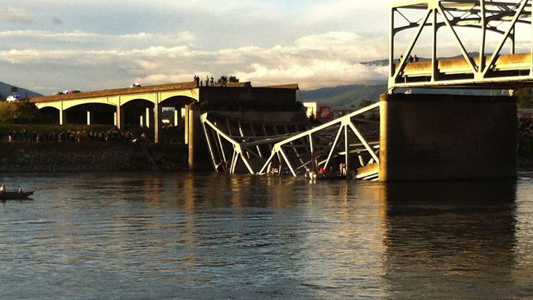 De ingestorte brug over de Skagit rivier. Beeld ap