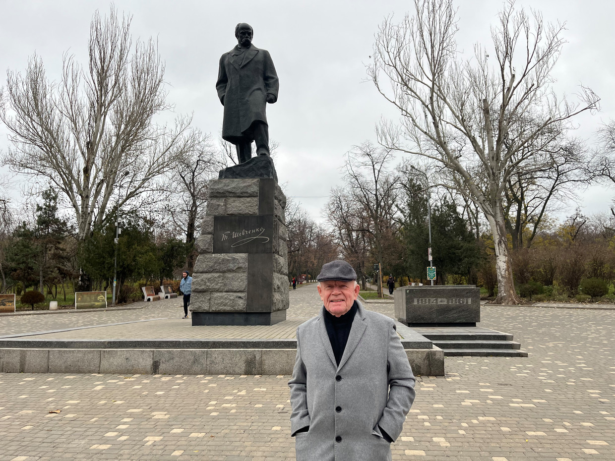 Odessiet Vitali Oplatsjko bij het beeld van de Oekraïense dichter Taras Sjevtsjenko.  Beeld michiel driebergen