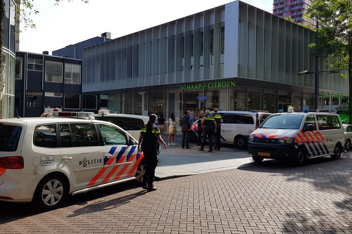 Een agent heeft bij een aanhouding op de Kruiskade in Rotterdam-Centrum zijn arm gebroken.