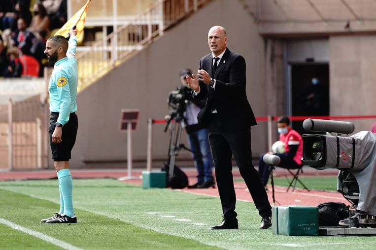 Philippe Clement moedigt zijn spelers aan in Monaco. Beeld Photo News