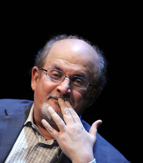 
Iran ontkent betrokkenheid bij aanslag op schrijver Salman Rushdie: ‘Eigen schuld’
