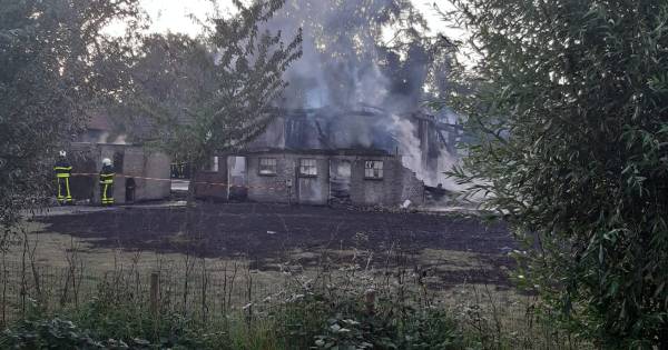 Grote schuur tot aan de grond toe afgebrand in Langeweg - BN DeStem