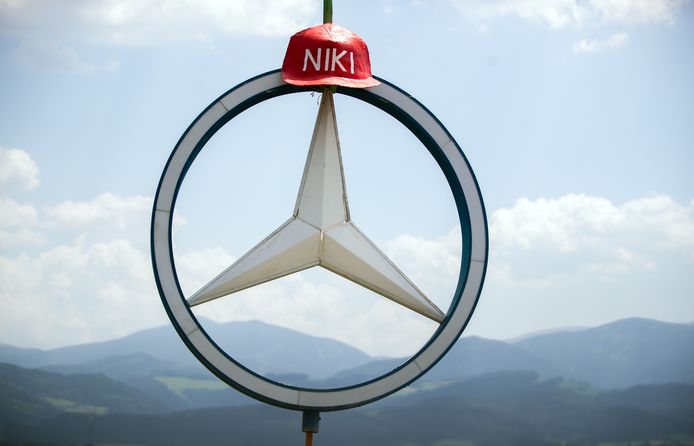 Een Mercedes-logo met Lauda-pet, bij de fanzone in Oostenrijk.