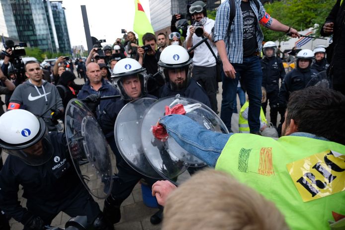 Gele hesjes confronteren de politie in Brussel. Archiefbeeld.