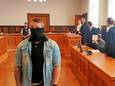 Een politieman wil onherkenbaar blijven en verschijnt gemaskerd in de rechtbank van Kleef.