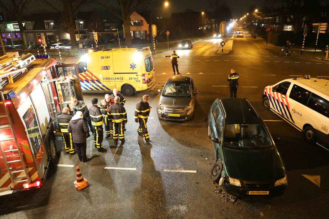 Drie gewonden door aanrijding op kruising in Waalwijk | Foto | bd.nl