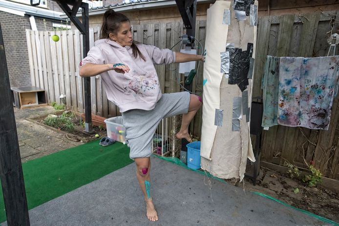 Wereldkampioen kickboksen Tiffany van Soest heeft in haar achtertuin een atelier ingericht.