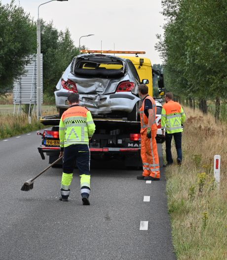 Vrachtwagen en auto botsen in Rucphen, een gewonde