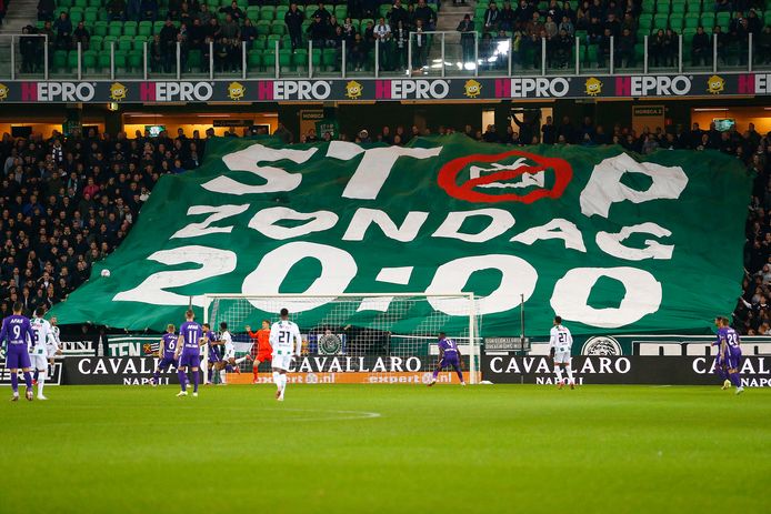 Supporters van FC Groningen lieten bij aanvang van de wedstrijd tegen AZ met een groot spandoek blijken dat zij spelen op zondagavond niets vinden. Ook bij andere clubs is er kritiek op duels om 20.00 uur.