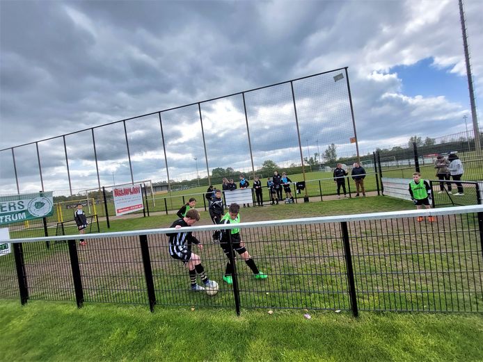 De G-voetballers gaven een demonstratie in hun nieuwe pannakooi.