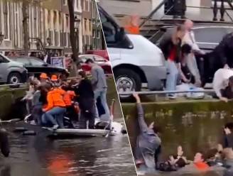 KIJK. Te veel tompouce gegeten? Overvol bootje met koningsfans zinkt op Herengracht in Amsterdam