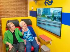 ‘Treincoupé’ in Puttens verzorgingshuis brengt herinneringen terug bij Aartje (90), Reina (84) en Truus (81): ‘Naar Oostenrijk!’