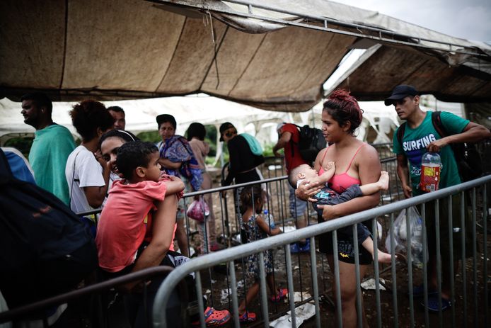 Migranten bij de grens tussen Costa Rica en Panama.