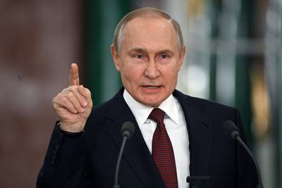 Poetin geeft nieuwjaarsboodschap omringd door soldaten en verwijt Westen leugens