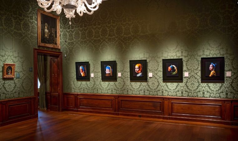 Het werk van Van Dieken tussen de vier andere uitverkoren werken, aan de muur in het Mauritshuis Beeld Facebook/Julian van Dieken