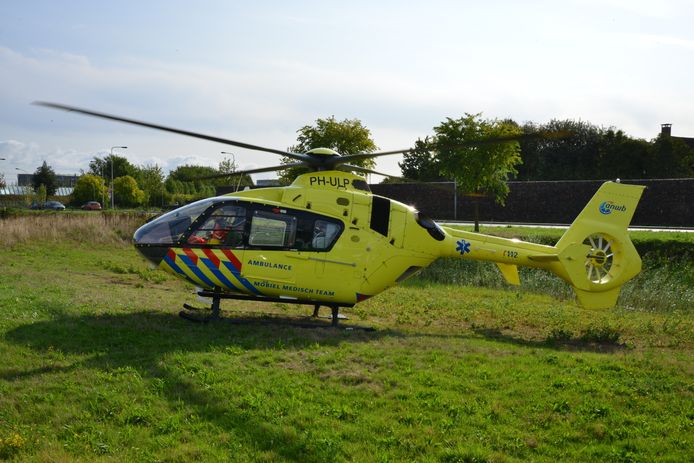 Een traumahelikopter landde op een grasveld in de buurt.