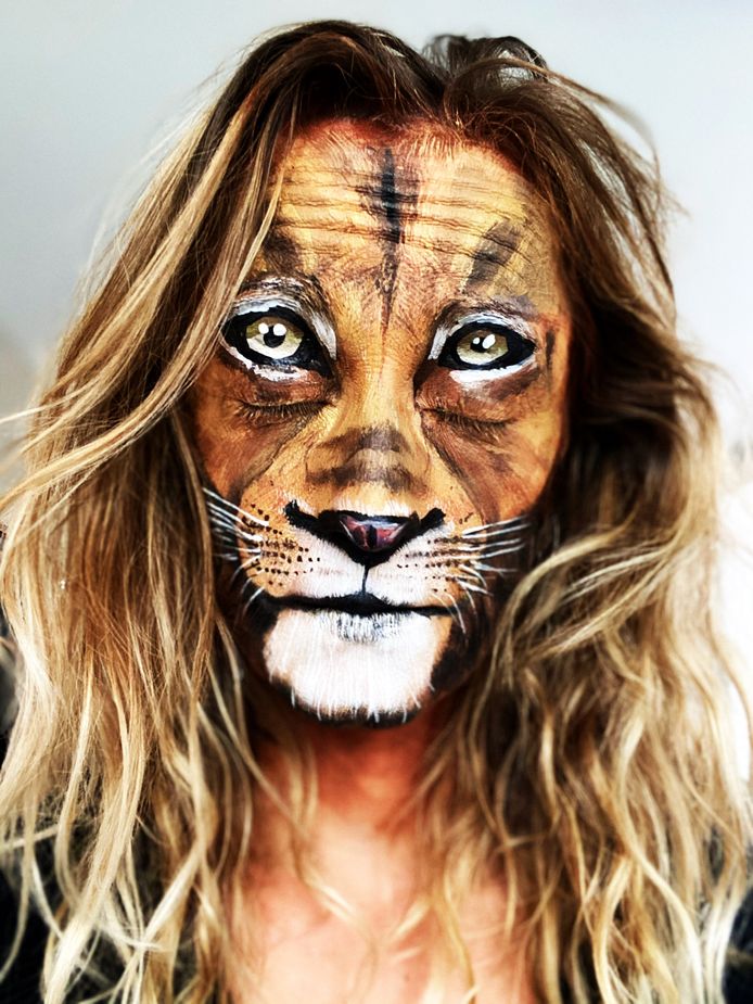 Kirsten Oerlemans maakt iedere dag de mooiste creaties met schmink, op haar eigen gezicht. Als je goed kijkt zie je dat haar eigen ogen net onder die van de leeuw zitten.