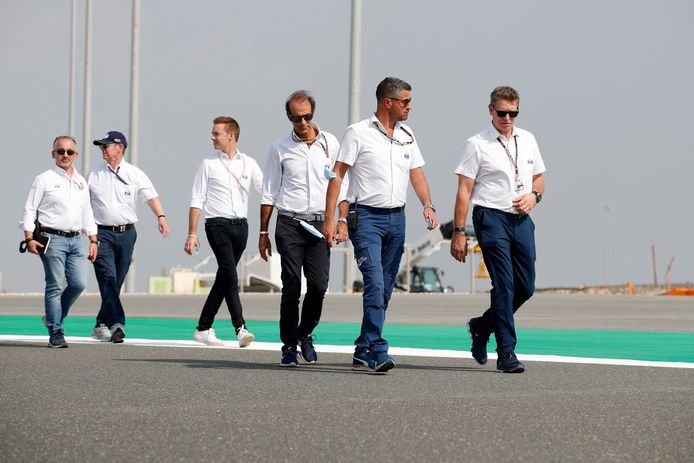 FIA-directeur (tweede van rechts) met zijn team. Welke rol spelen zij in de F1-slotmanche in Abu Dhabi?