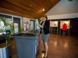 Wethouder Ans Mol brengt haar stem uit voor de Provinciale Statenverkiezingen.