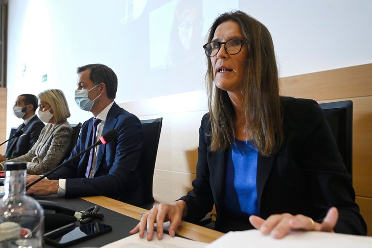 'We vragen aan iedereen die nog in Kaboel is om zich te melden', zegt buitenlandminister Sophie Wilmès (MR). Beeld Photo News