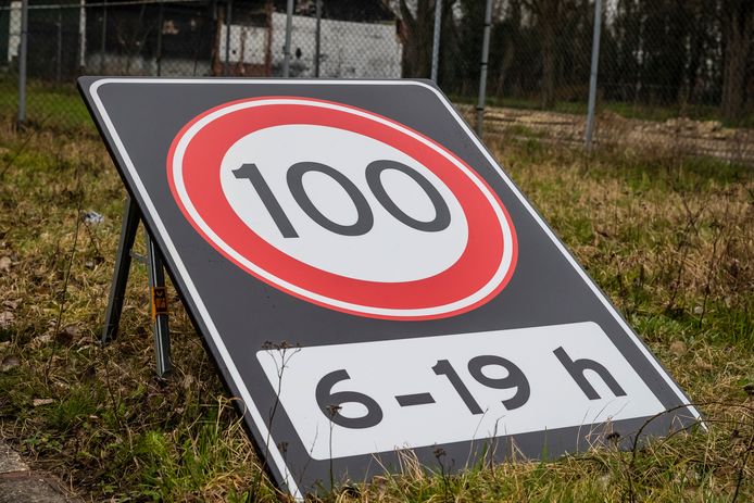 Eerste 100 km-borden langs Limburgse | Limburg | AD.nl