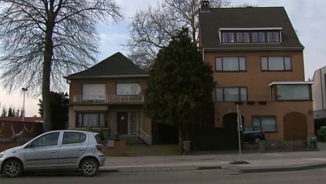 Bij de buren van Bart De Wever (woning links op de foto) werden eerder dit jaar 543 bijna oogstrijpe cannabisplanten aangetroffen.