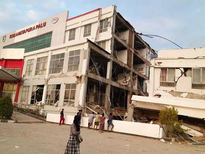 Het ziekenhuis van Palu stortte gedeeltelijk in.