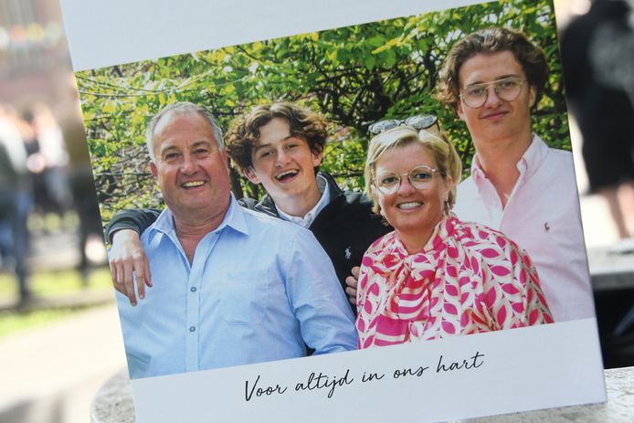 Bart Vandeputte (54) staat op de achterzijde van het gedachtenisprentje afgebeeld met zijn echtgenote Daniela en zonen Emile en Staf. Daaronder de zin ‘Voor altijd in ons hart’.