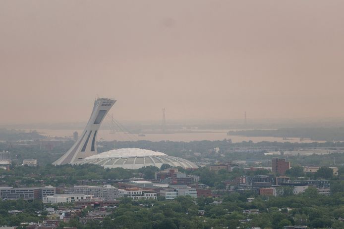 Het Olympisch Stadion van Montreal is net als de stad gehuld in smog ten gevolge van de bosbranden in de Canadese provincie Quebec.