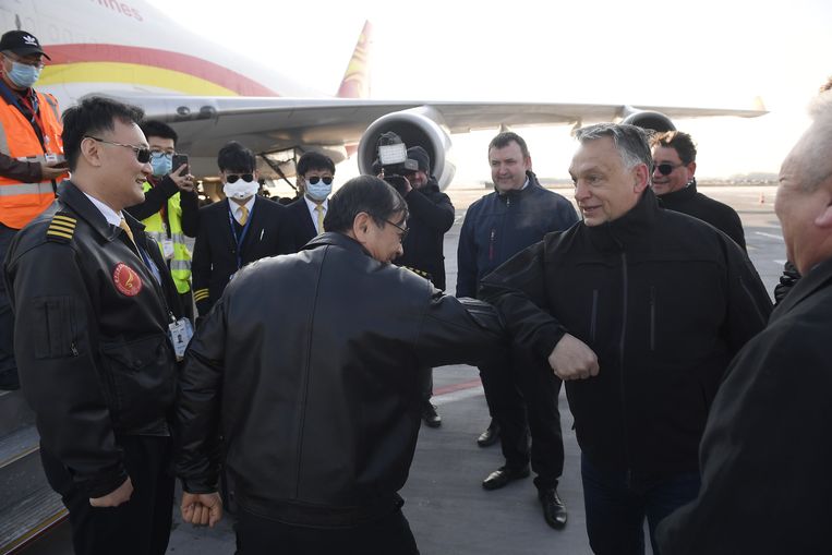 Maart 2020: premier Orbán van Hongarije verwelkomt een Chinees vliegtuig dat een lading mondmaskers aflevert. Er is geen sprake van liefdadigheid, Boedapest moet grof geld betalen.  Beeld EPA