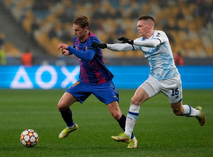 Frenkie de Jong loopt weg bij Viktor Tsyhankov.