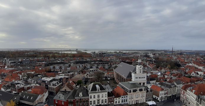 Bergen op Zoom gezien vanaf de Peperbus. Om bezoekers naar de stad te trekken moet de toeristenbelasting gestopt worden in het VVV vinden hoteliers en ondernemers.