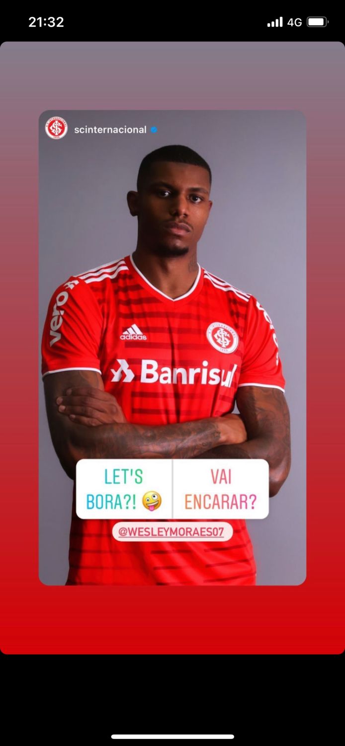 Wesley poseert in tenue van Internacional.