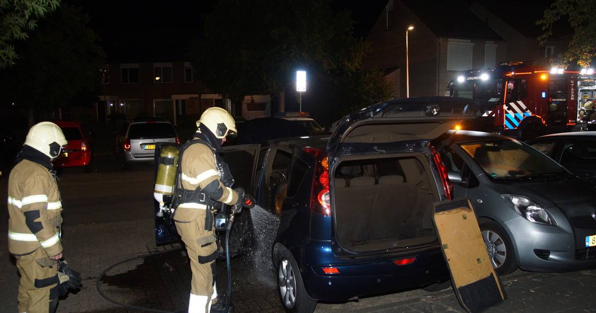 Binnenkant auto brandt uit in Drunen, vermoedelijk door brandstichting.