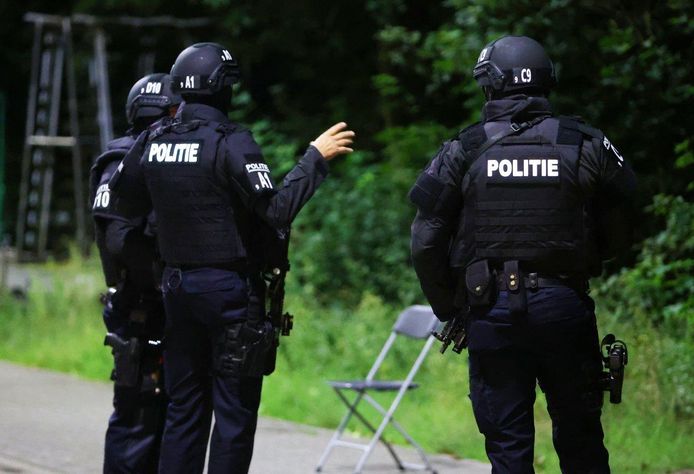 Op het bedrijventerrein in Kruisstraat bij Rosmalen is donderdagavond een drugslab ontdekt.