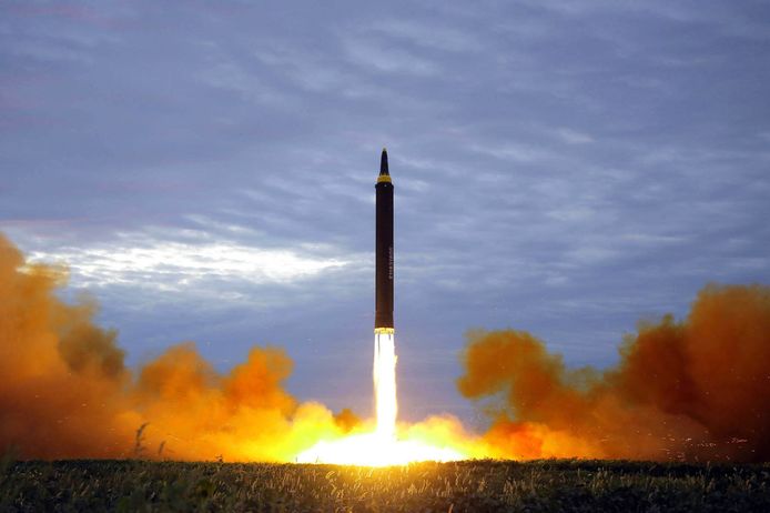 De testlancering van een Hwasong-12 middellange-afstandsraket door Noord-Korea.