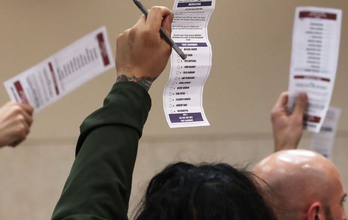 Kiezers in Las Vegas geven hun voorkeur aan op het stembiljet. (23/02/2020)